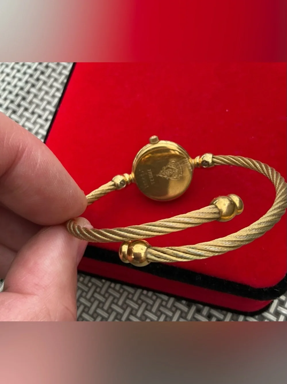 Gucci Gold-Tone Watch with Mother-of-Pearl Dial🌟 - Picture 5 of 9